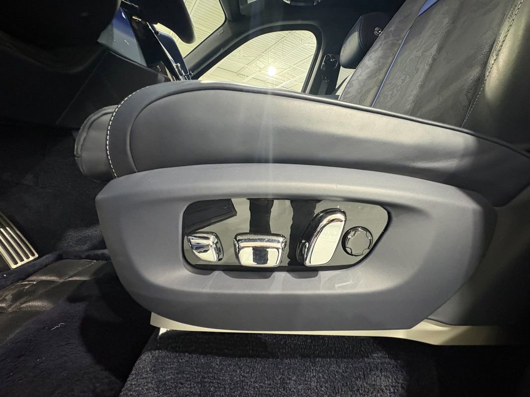 Used 2024 Rolls-Royce Cullinan Black Badge w/ Leather Finishing Pack image 11