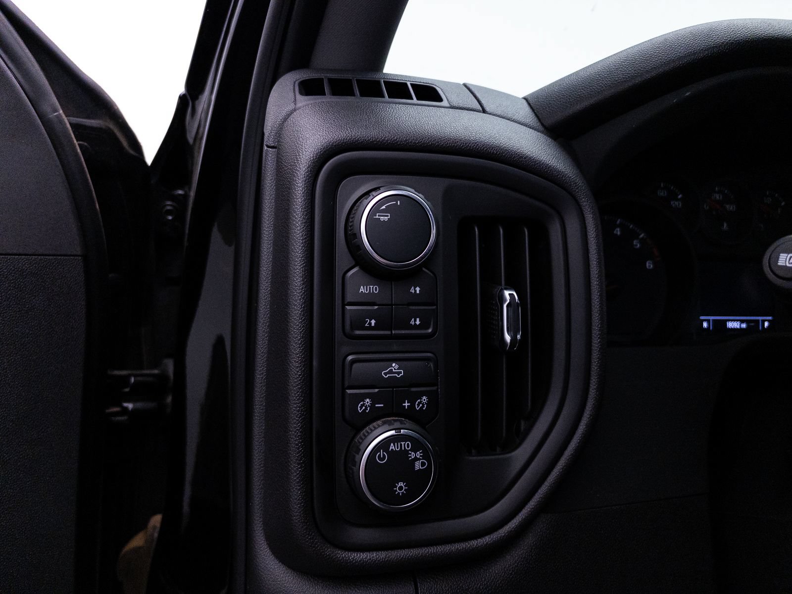 Used 2024 Chevrolet Silverado 1500 Custom Trail Boss AWD/4WD image 9