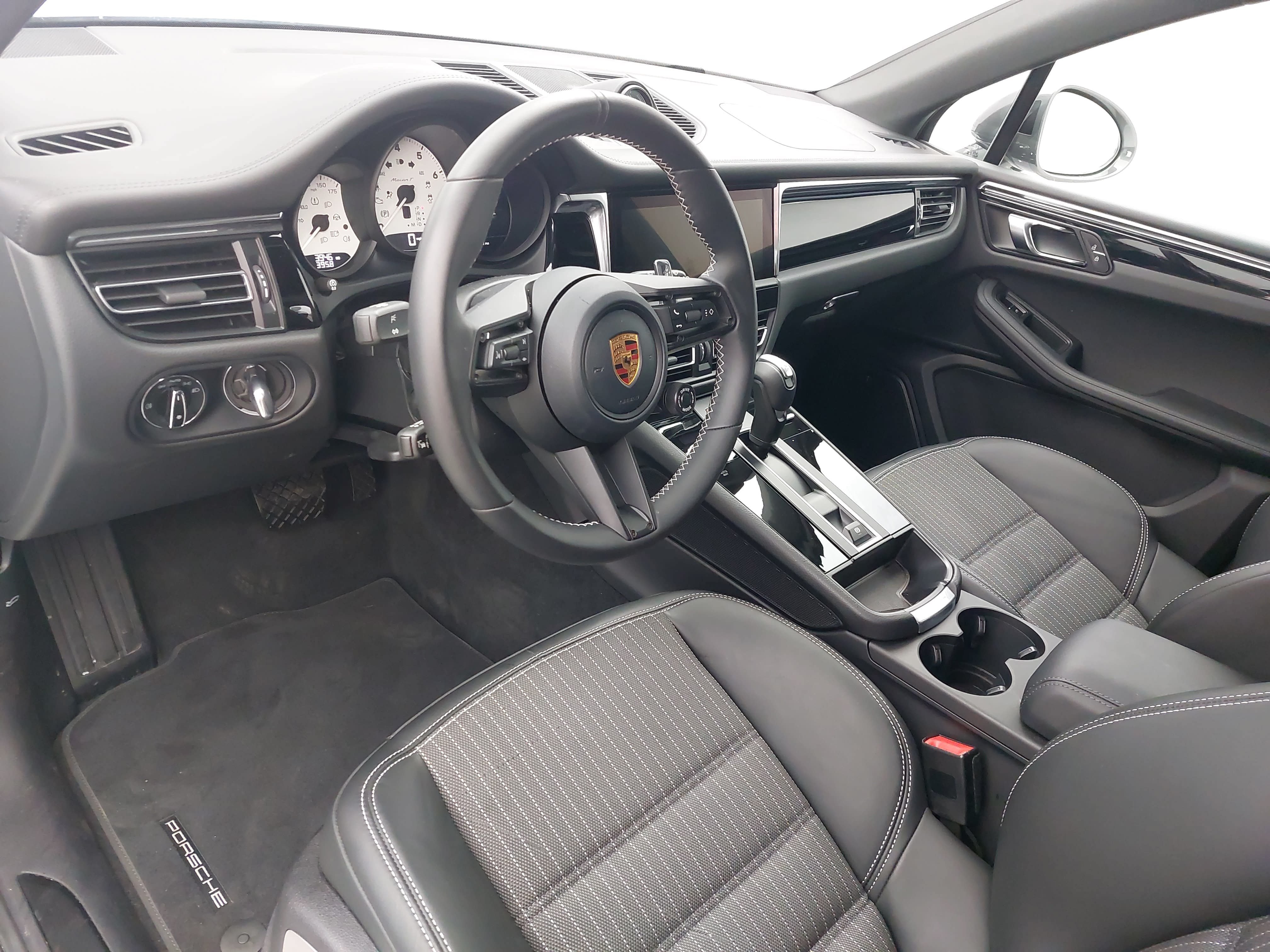 Certified 2026 Porsche Macan Turbo AWD/4WD image 4