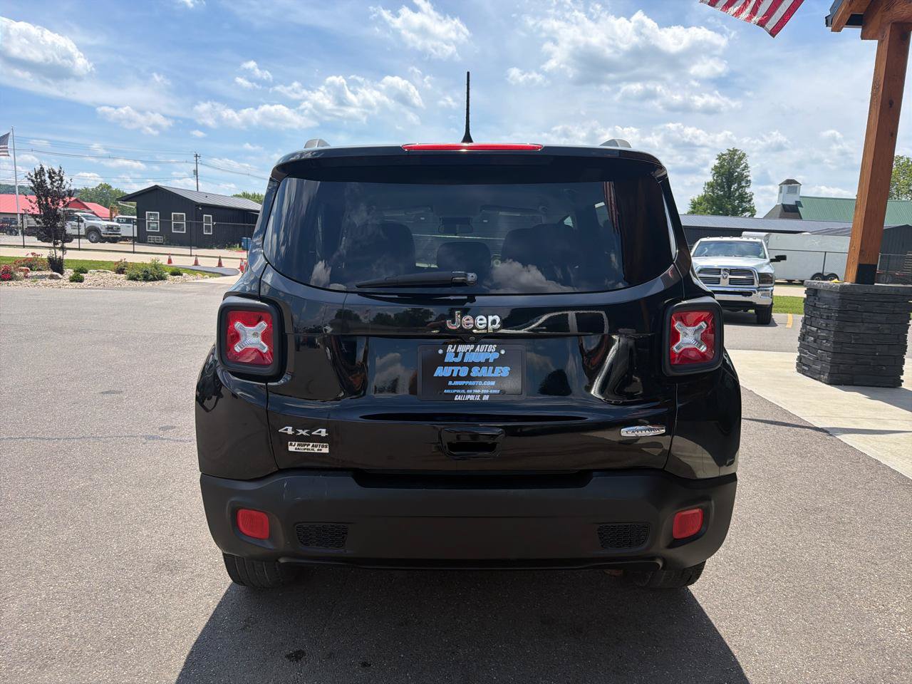 Used 2018 Jeep Renegade Latitude w/ Safety & Security Group AWD/4WD image 5