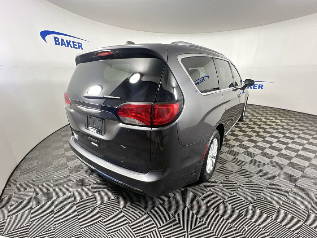 Used 2018 Chrysler Pacifica Touring-L w/ Premium Audio Group FWD image 9