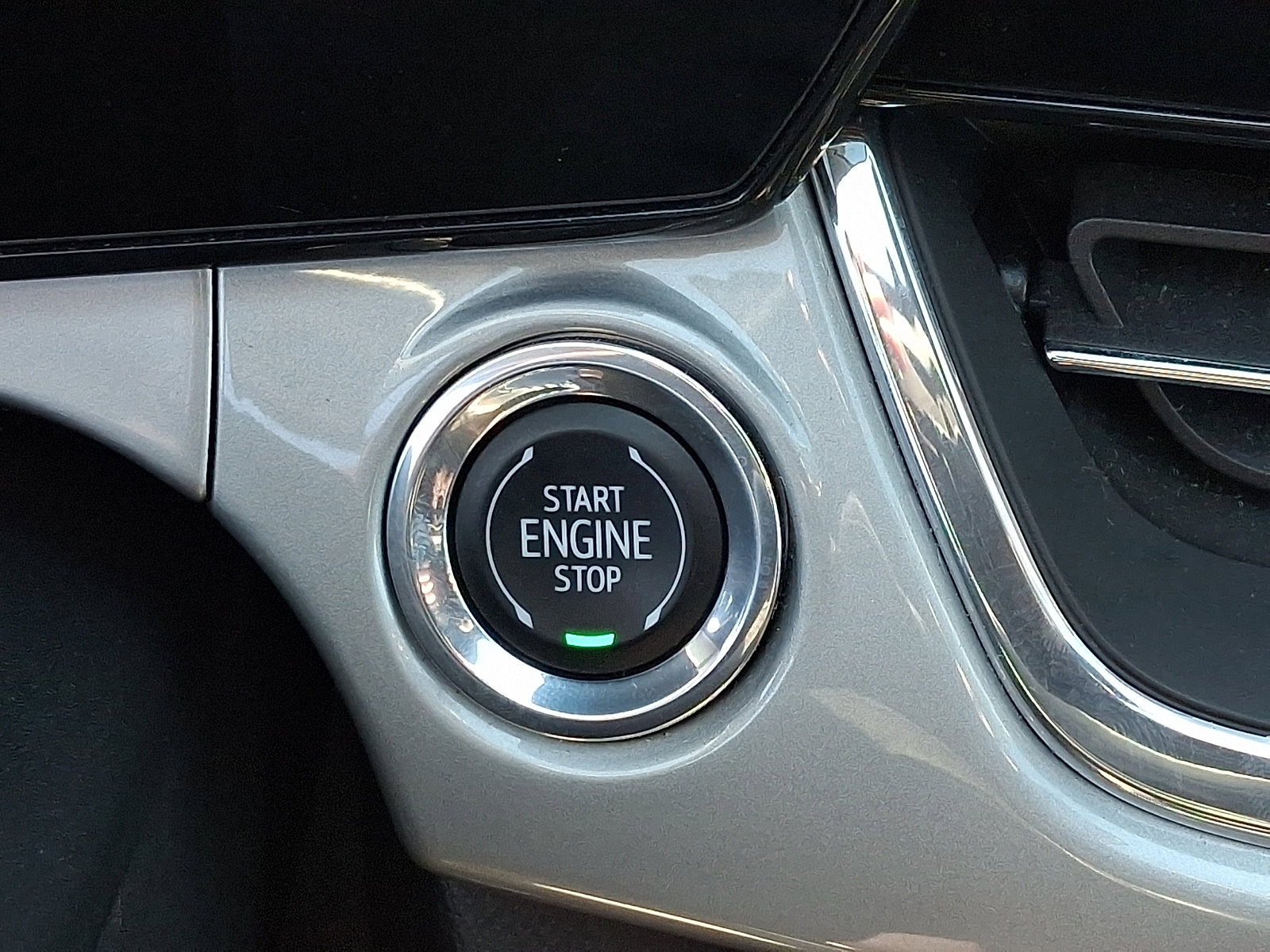 Certified 2025 Chevrolet Trax LT FWD image 24