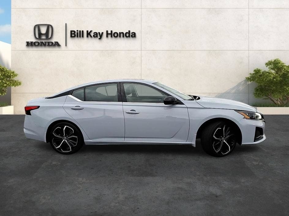 Used 2023 Nissan Altima 2.5 SR w/ SR Premium Package FWD image 2