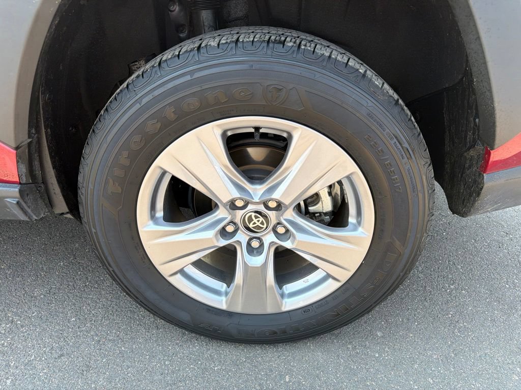Used 2025 Toyota RAV4 XLE AWD/4WD image 34