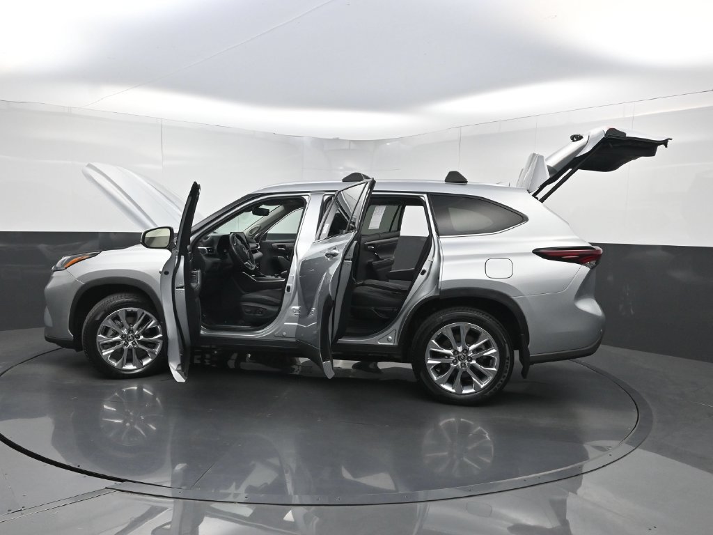 Used 2024 Toyota Highlander Limited AWD/4WD image 40