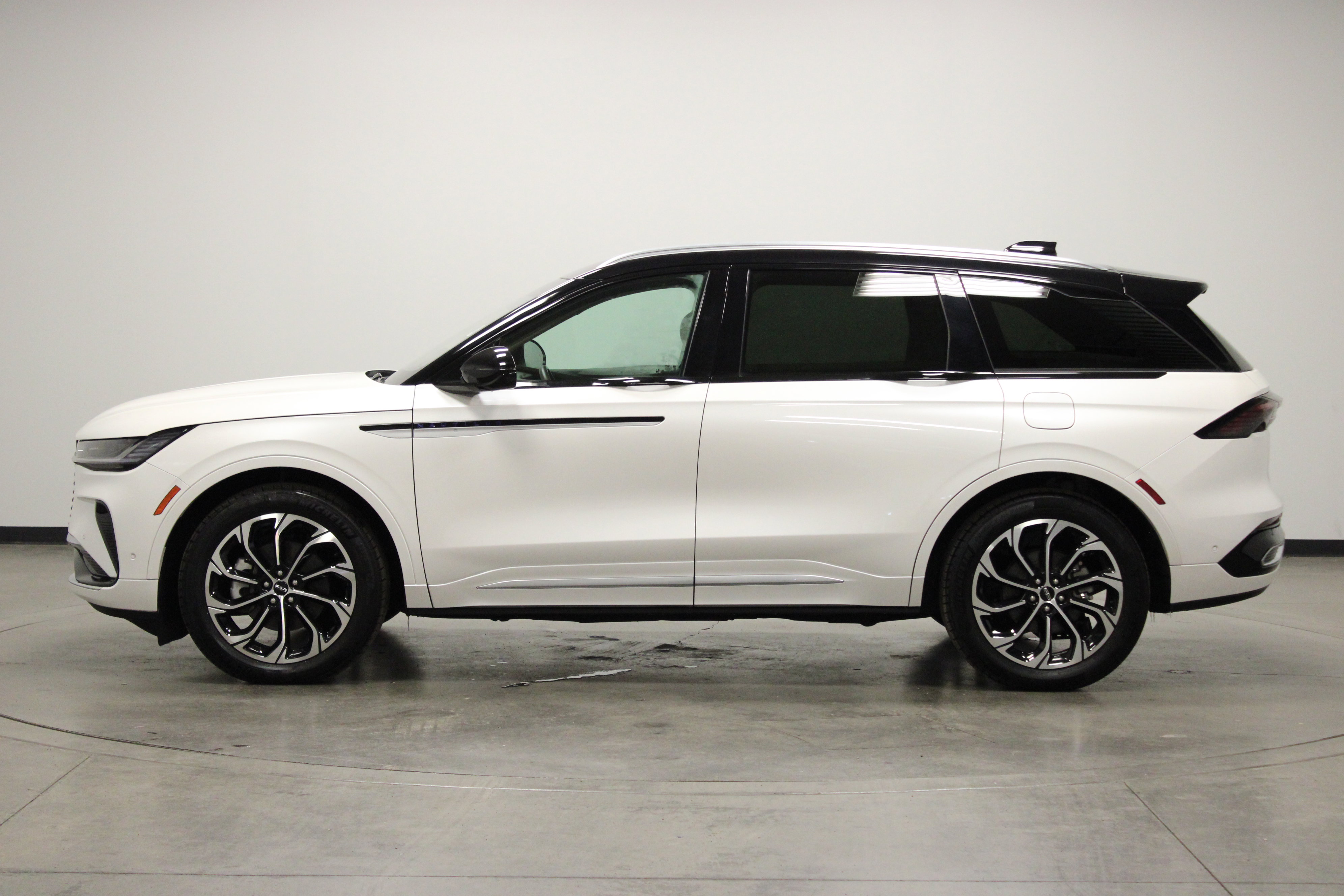 Used 2024 Lincoln Nautilus Reserve w/ Equipment Group 202A image 6