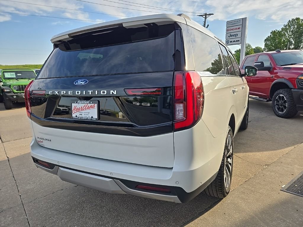 Used 2025 Ford Expedition Platinum w/ Driver's Package AWD/4WD image 9
