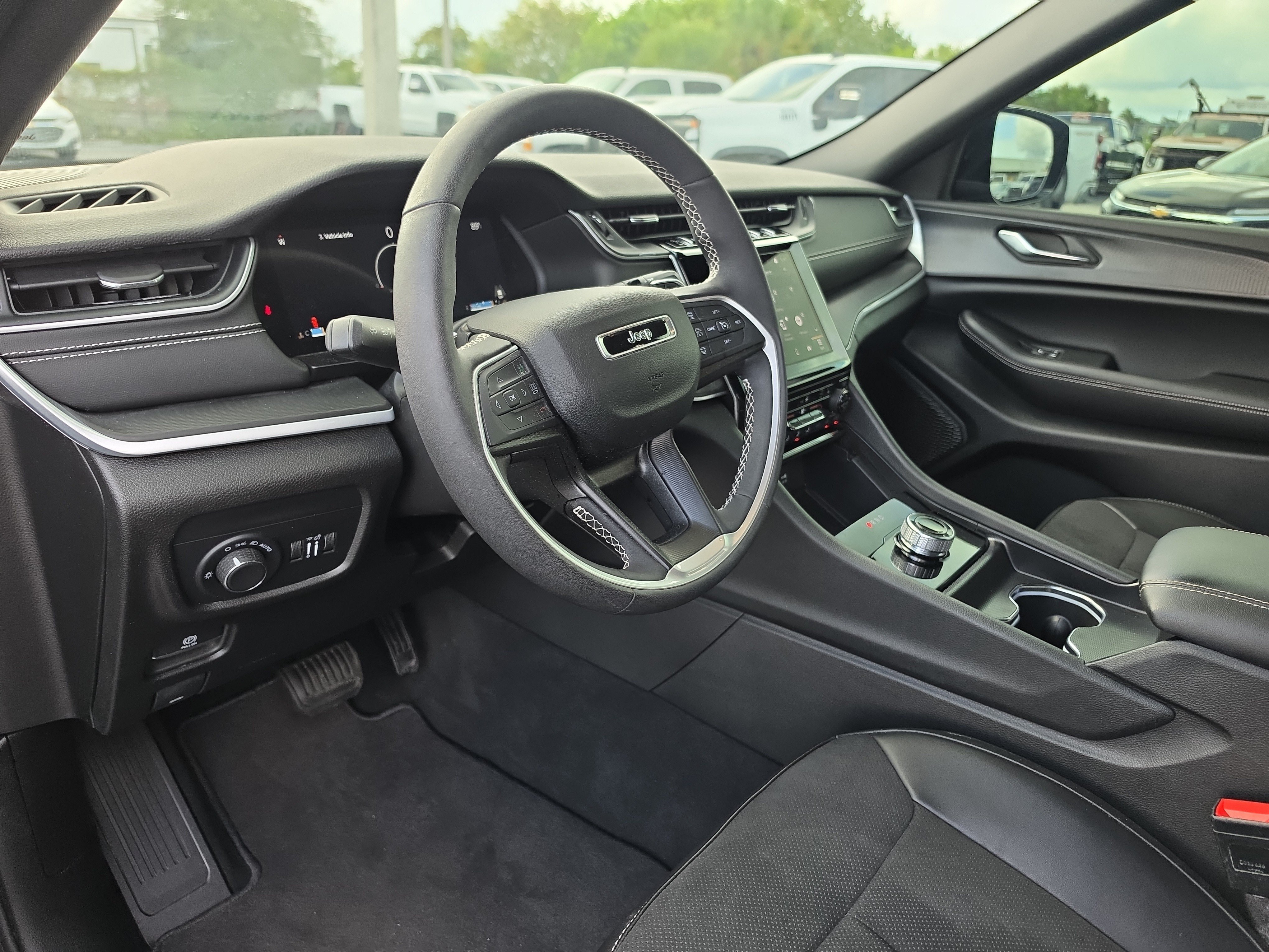 Used 2024 Jeep Grand Cherokee Altitude AWD/4WD image 15