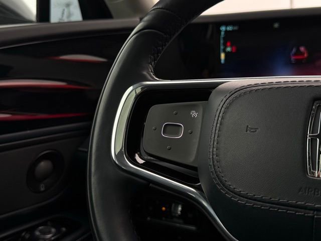 Used 2025 Lincoln Nautilus Reserve image 12