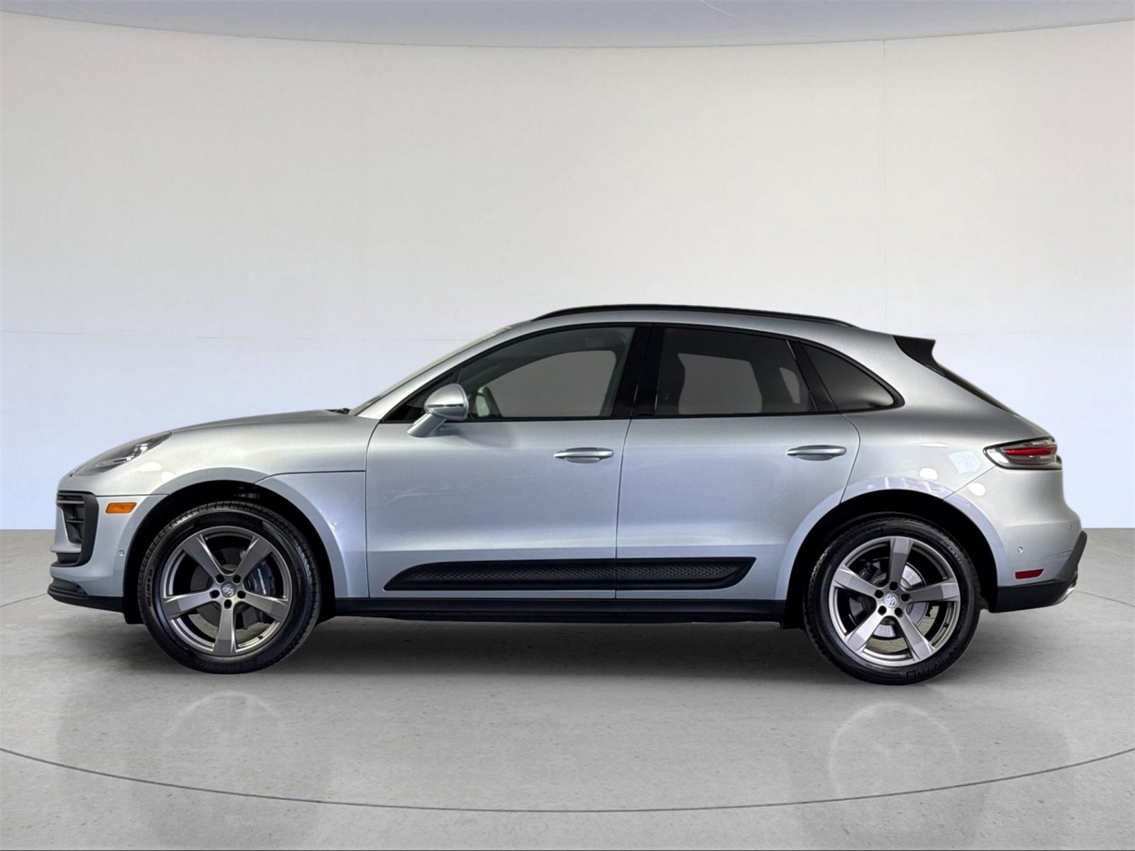 Used 2025 Porsche Macan image 2