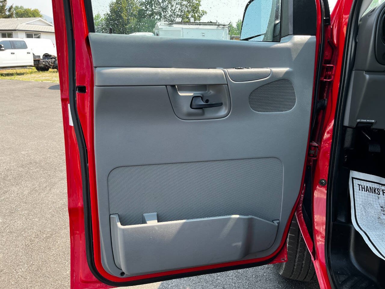 Used 2006 Ford E-350 and Econoline 350 Super Duty Wagon RWD image 9