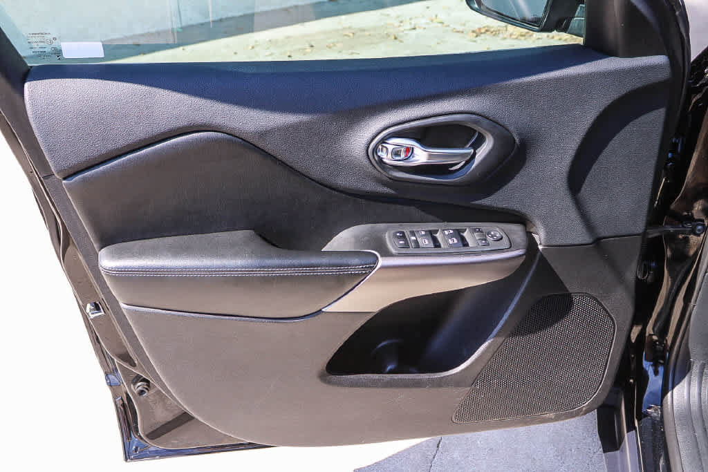 Used 2019 Jeep Cherokee Latitude Plus w/ Comfort/Convenience Group AWD/4WD image 21