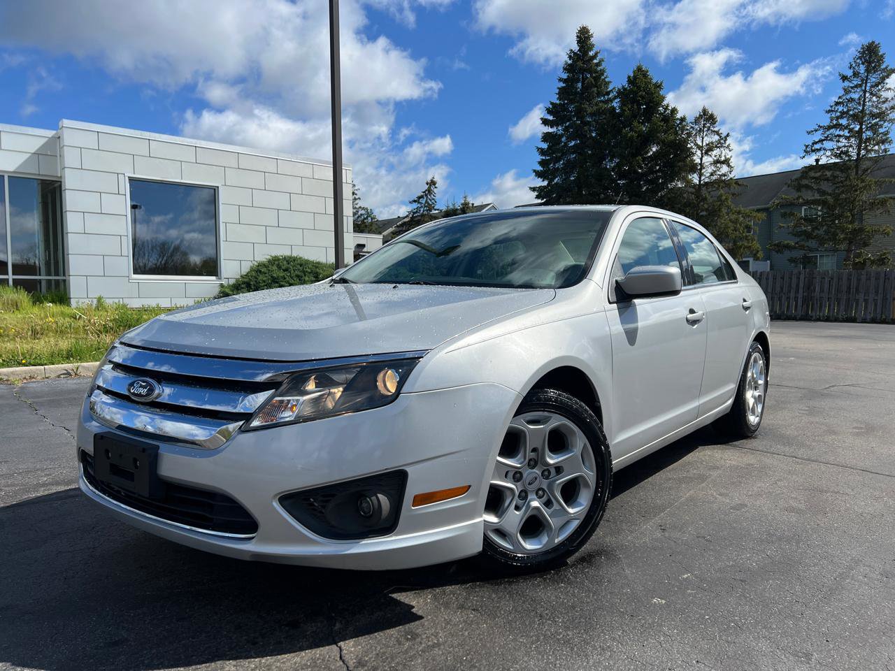Used 2010 Ford Fusion SE FWD image 1