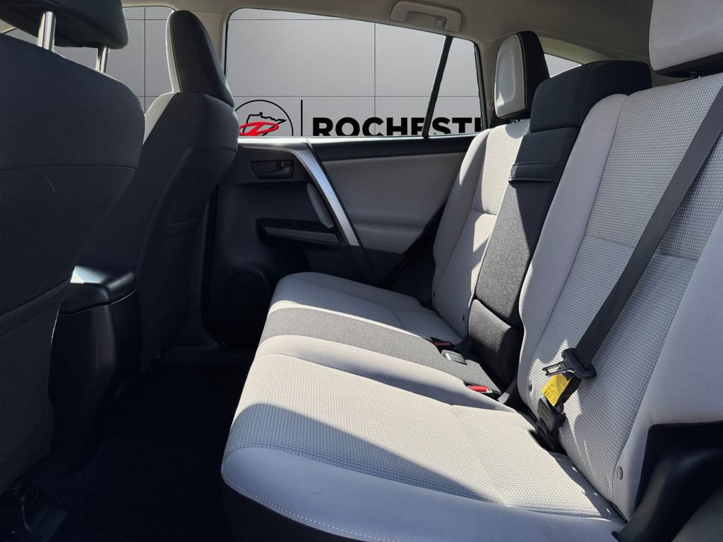 Used 2018 Toyota RAV4 LE AWD/4WD image 16
