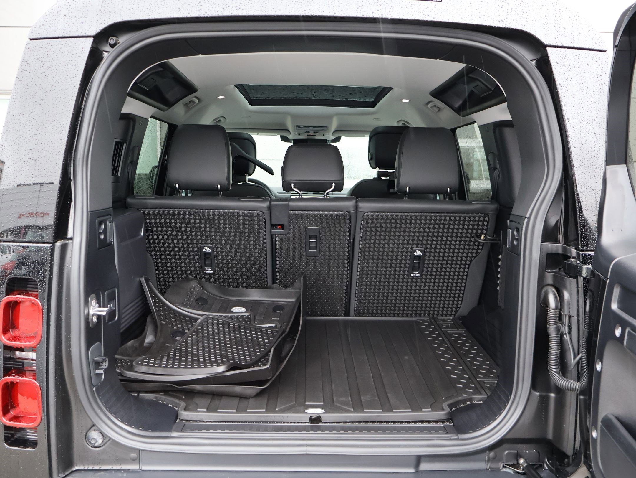 Used 2025 Land Rover Defender 110 X-Dynamic SE image 28