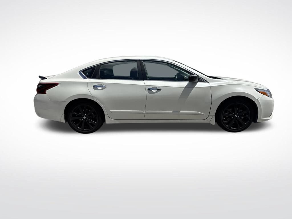 Used 2017 Nissan Altima 2.5 SR w/ Midnight Edition Package FWD image 4