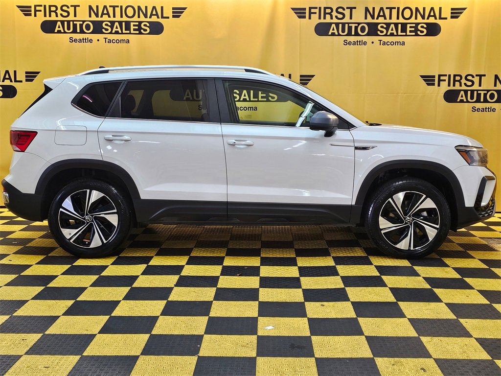 Used 2024 Volkswagen Taos SE image 2