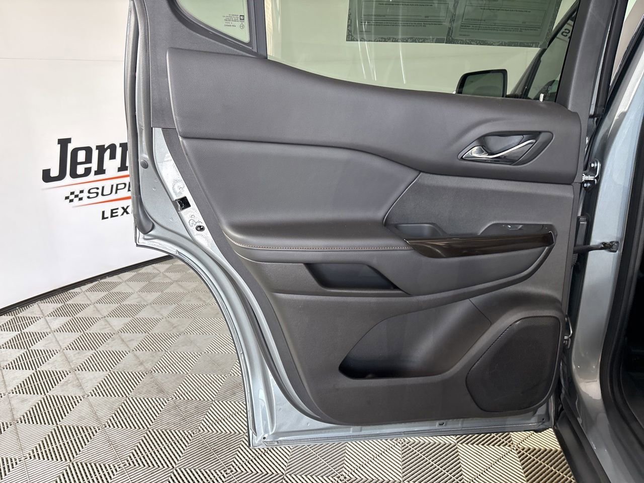 Used 2023 GMC Acadia AT4 w/ Technology Package AWD/4WD image 22