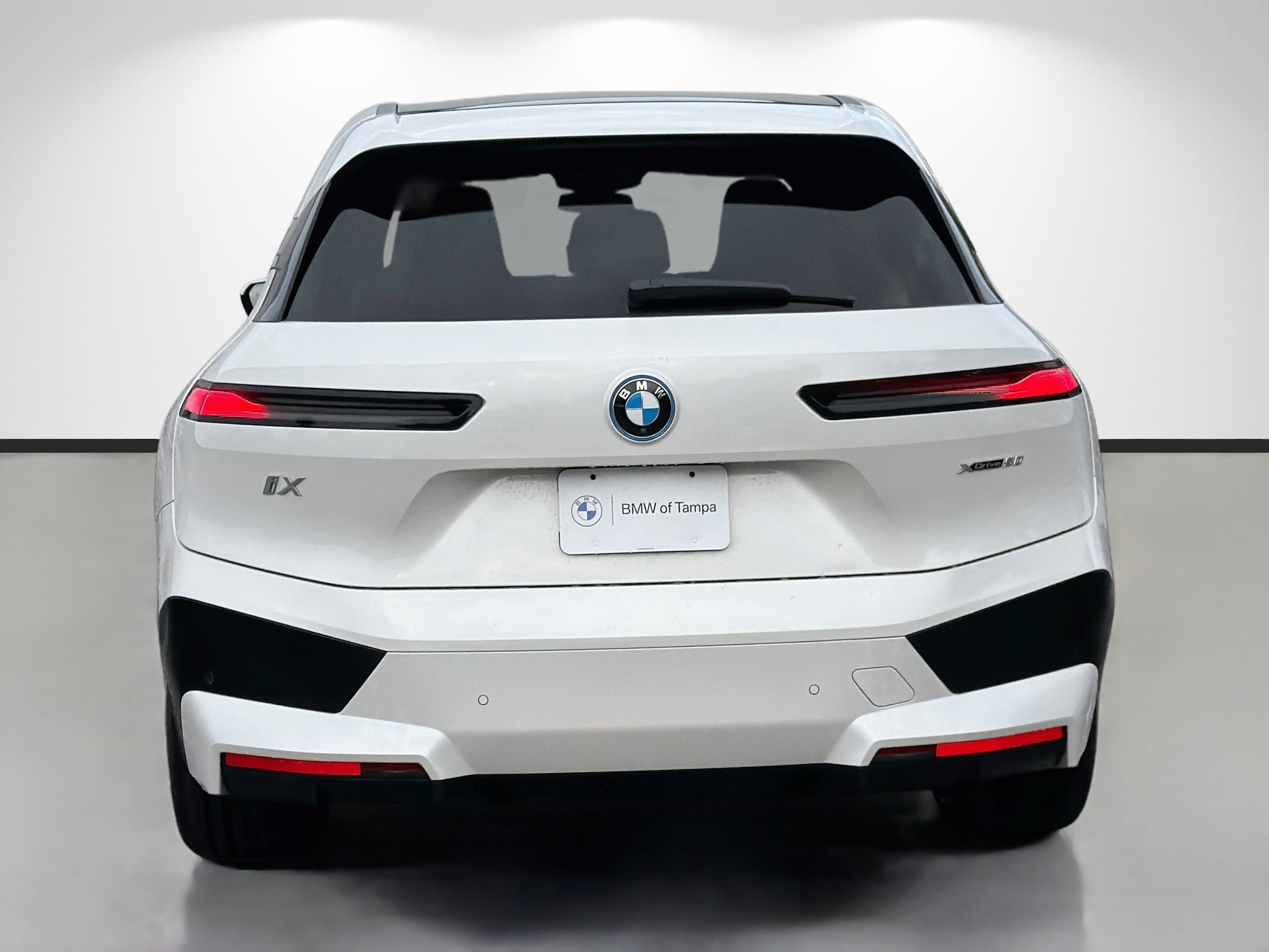 Used 2024 BMW iX xDrive50 w/ Premium Package AWD/4WD image 4
