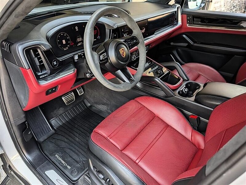 Used 2024 Porsche Cayenne S AWD/4WD image 2