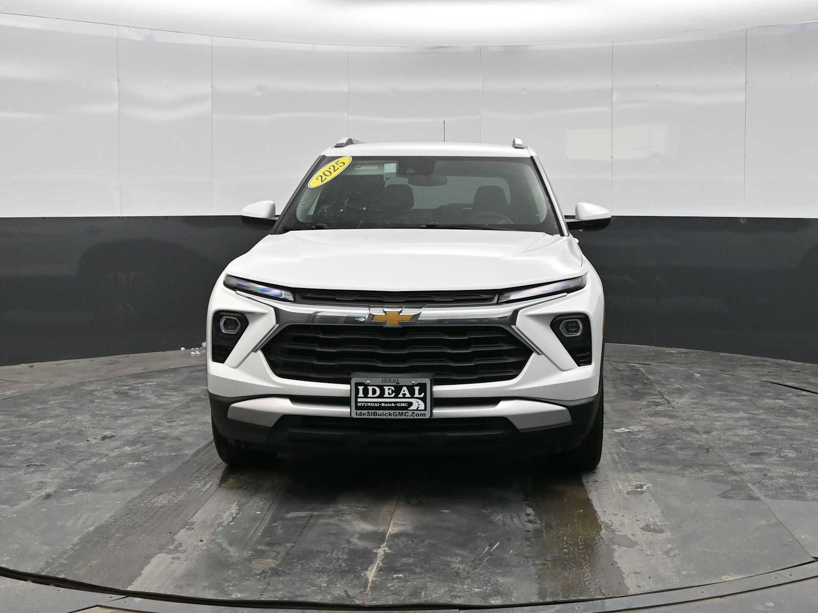 Used 2025 Chevrolet TrailBlazer LT image 3