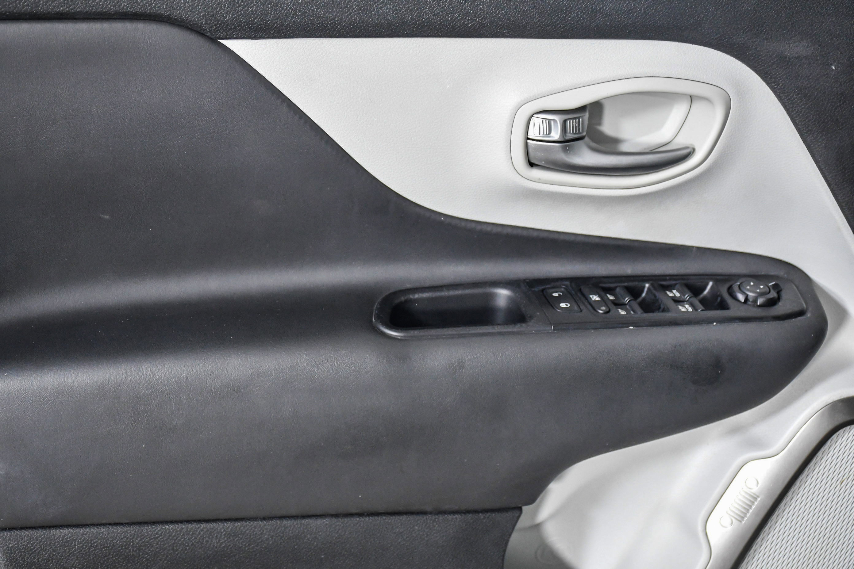 Used 2020 Jeep Renegade Limited image 25