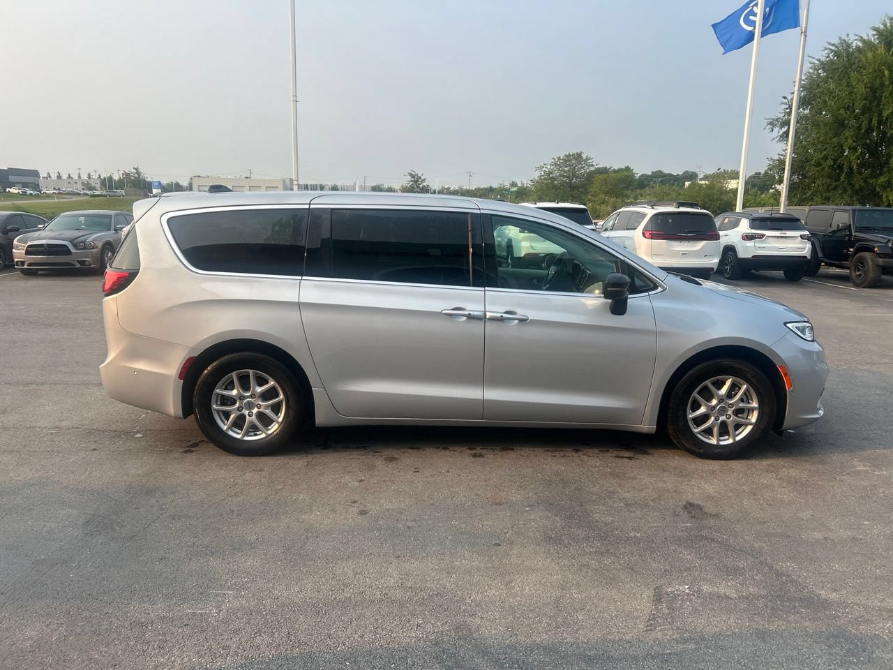 Used 2024 Chrysler Pacifica Touring-L w/ Uconnect Theater Family Group FWD image 2