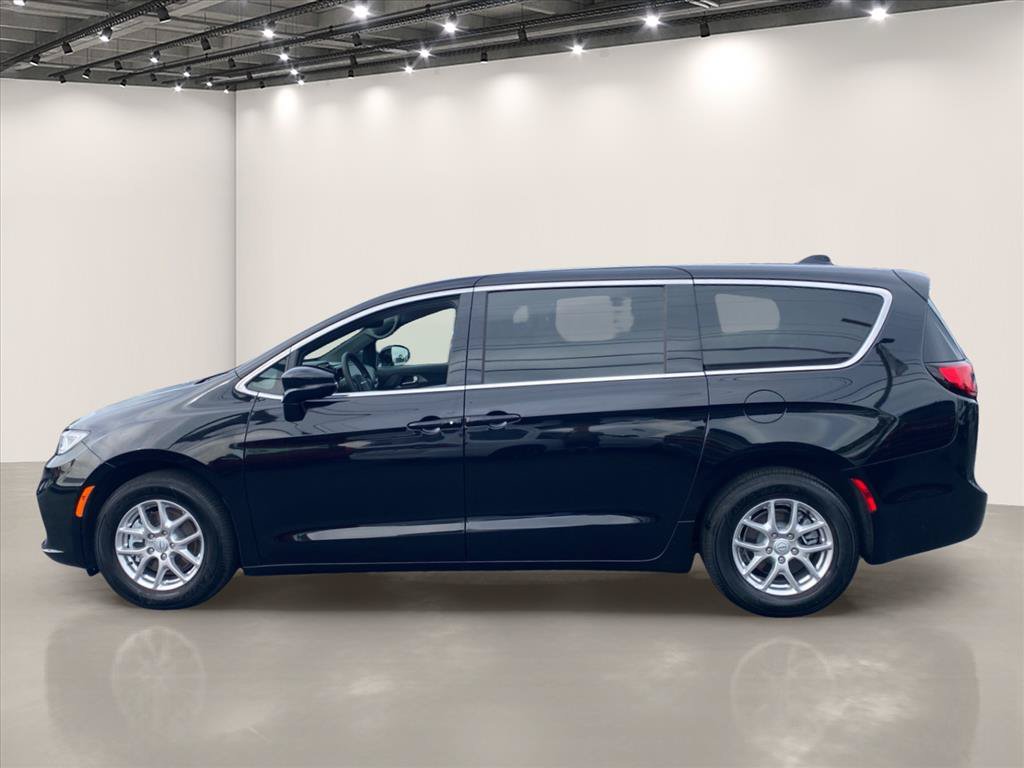 Used 2026 Chrysler Pacifica Select FWD image 4