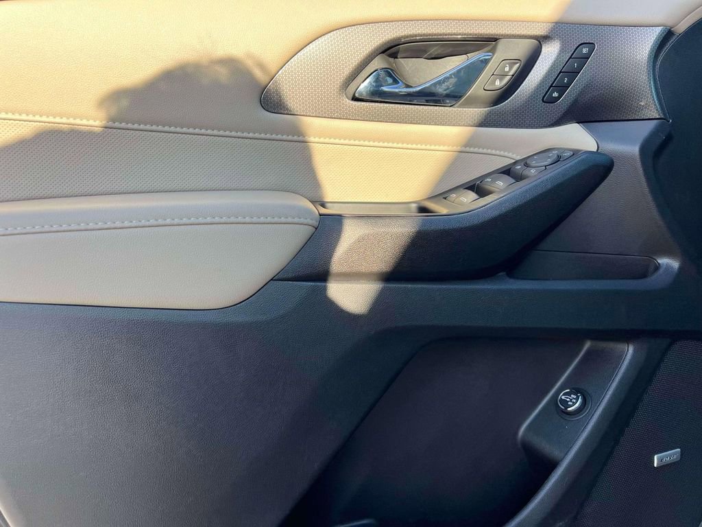 Used 2023 Chevrolet Traverse Premier AWD/4WD image 15