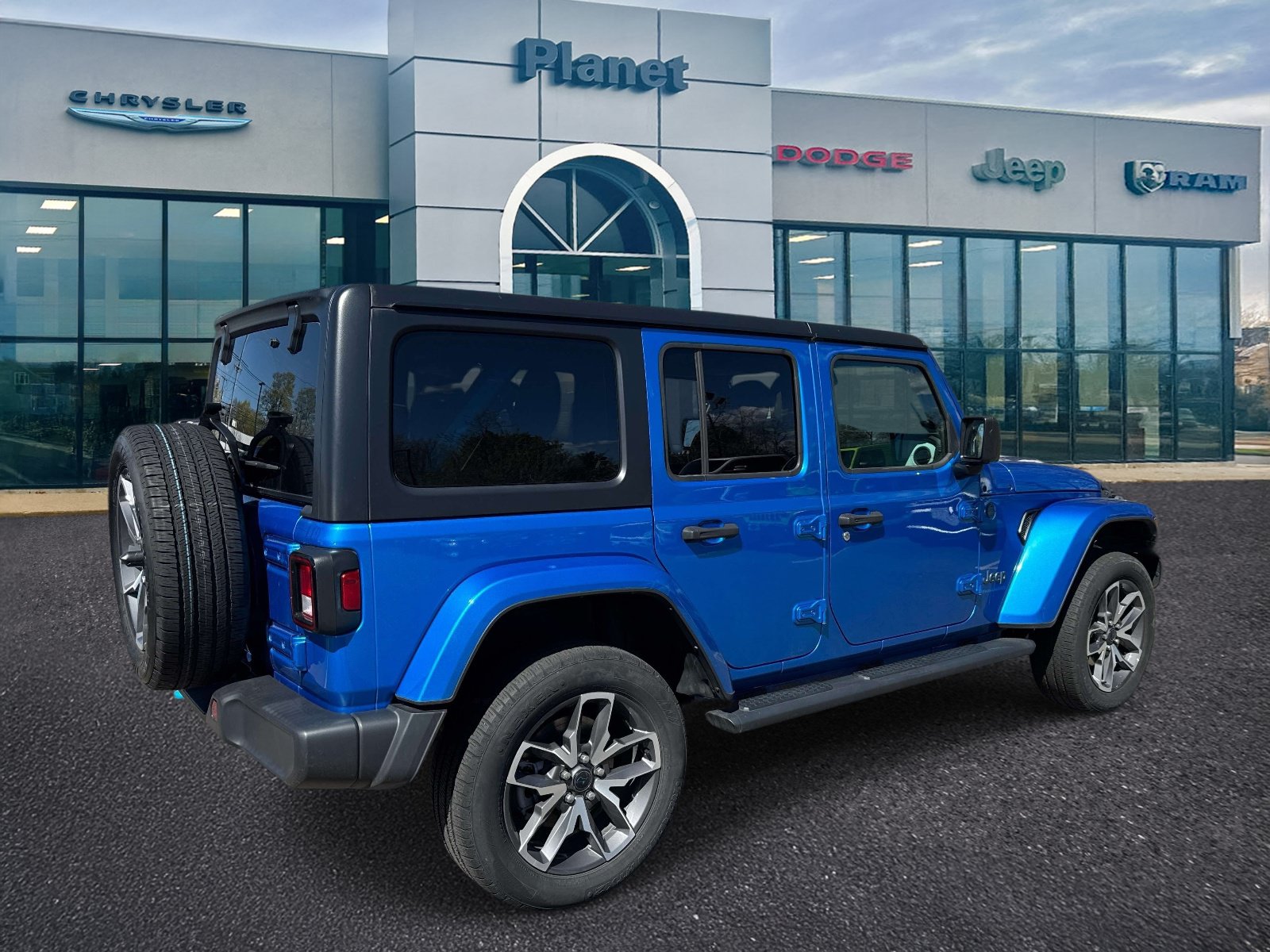 Used 2024 Jeep Wrangler Unlimited w/ Convenience Group AWD/4WD image 2