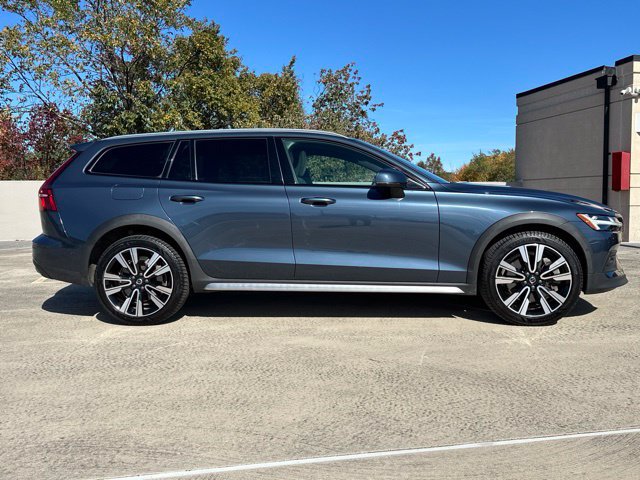 Certified 2024 Volvo V60 B5 Cross Country Ultimate w/ Protection Package Premier AWD/4WD image 10