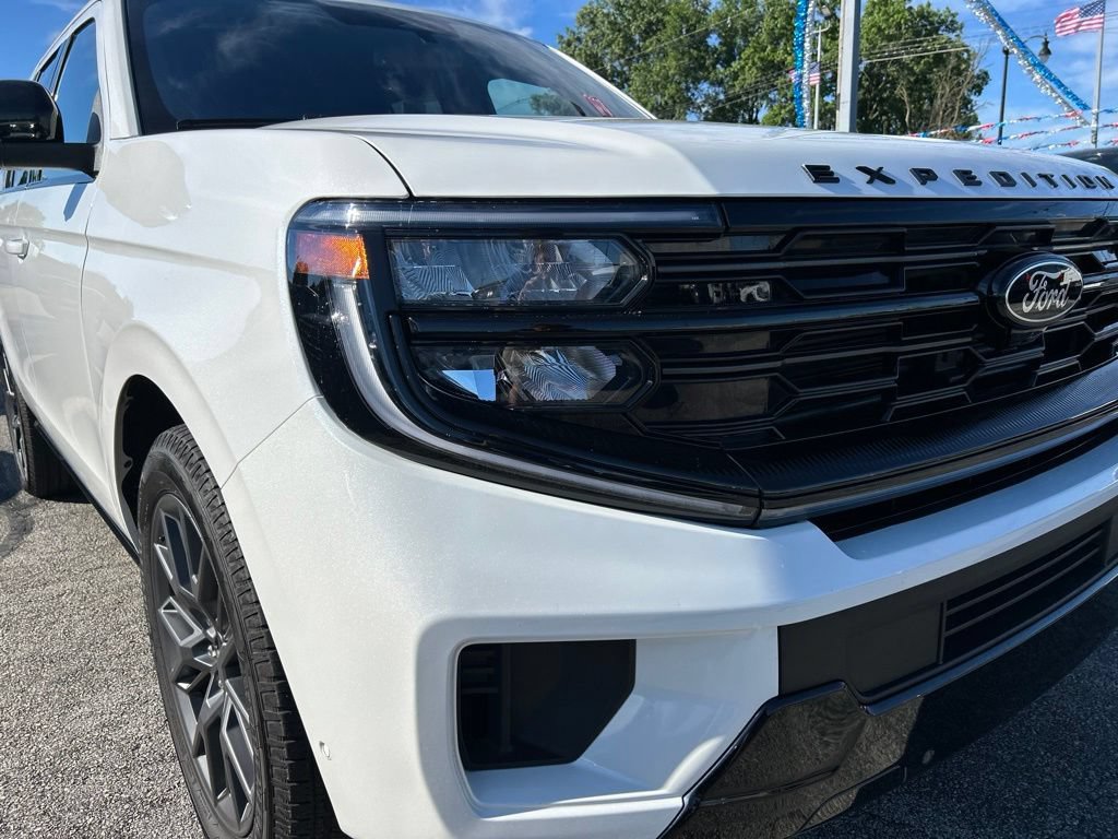 Used 2025 Ford Expedition Platinum w/ Stealth Performance Package AWD/4WD image 2