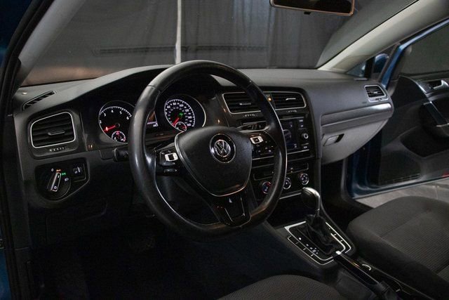 Used 2018 Volkswagen Golf S image 22