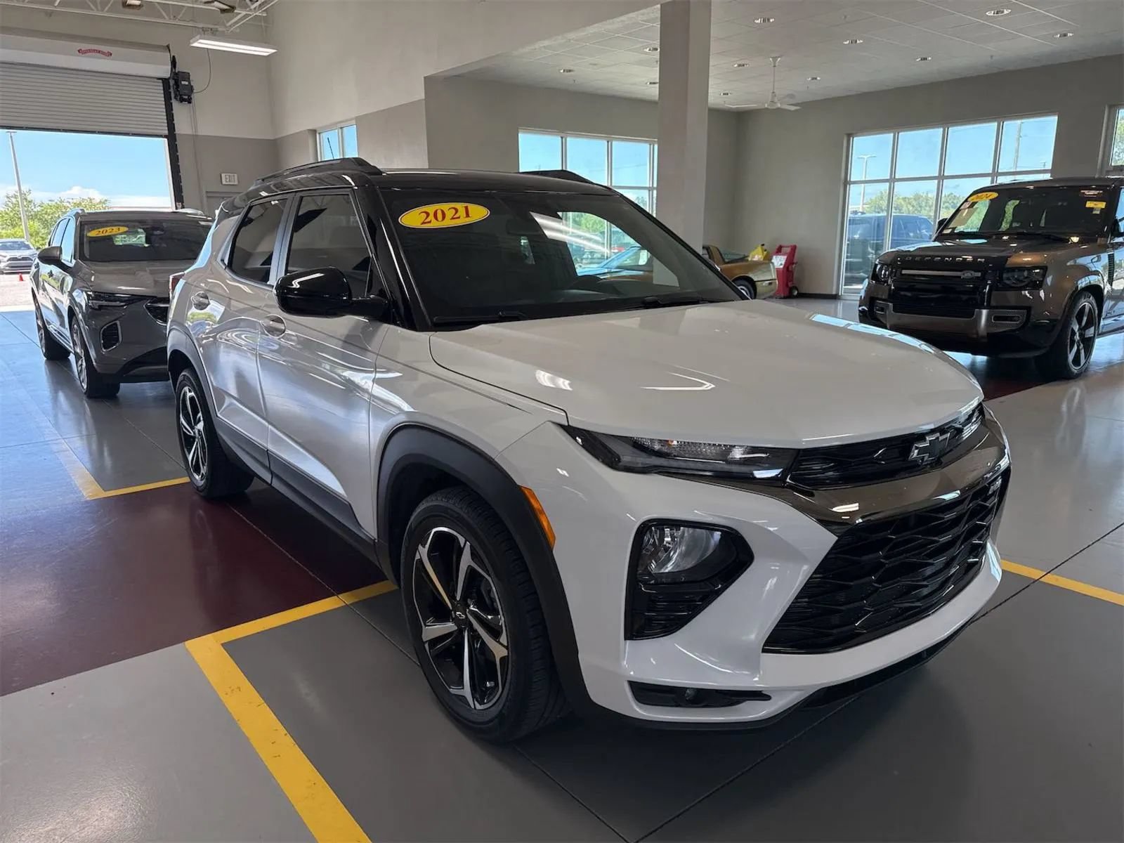 Used 2021 Chevrolet TrailBlazer RS w/ Sun and Liftgate Package FWD image 2