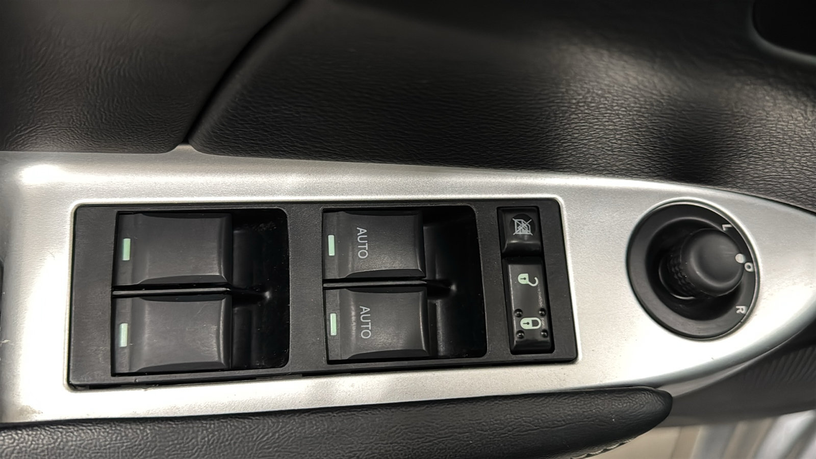 Used 2013 Chrysler 200 Limited FWD image 20