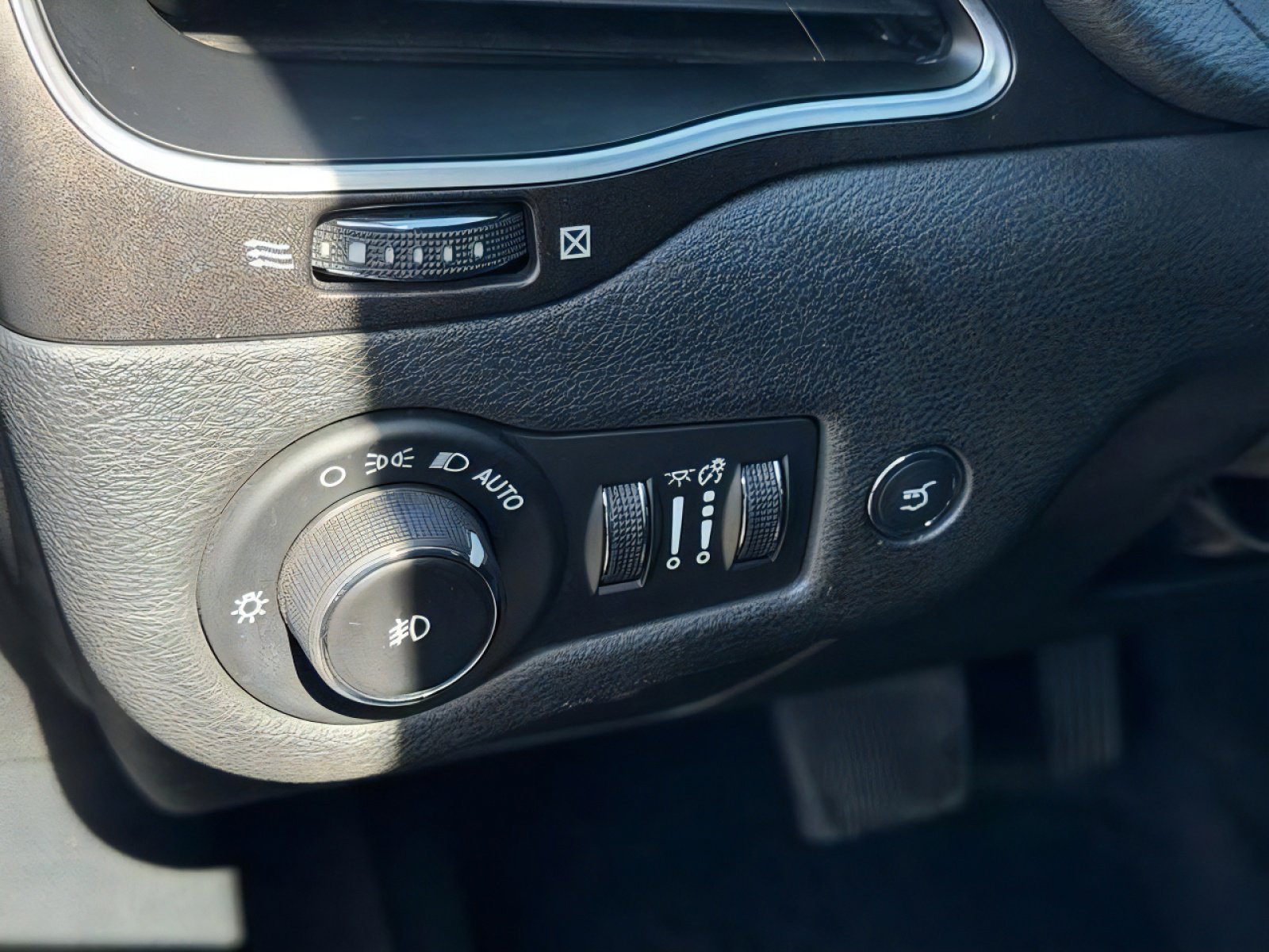 Used 2019 Jeep Cherokee Trailhawk w/ Comfort/Convenience Group image 19