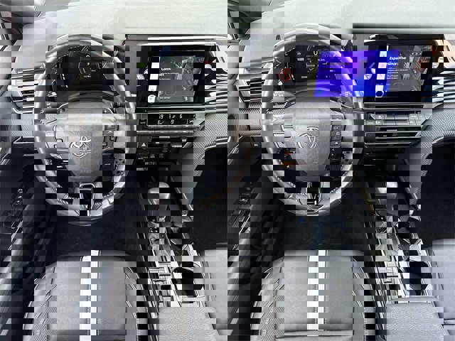 Used 2025 Toyota Camry SE image 12