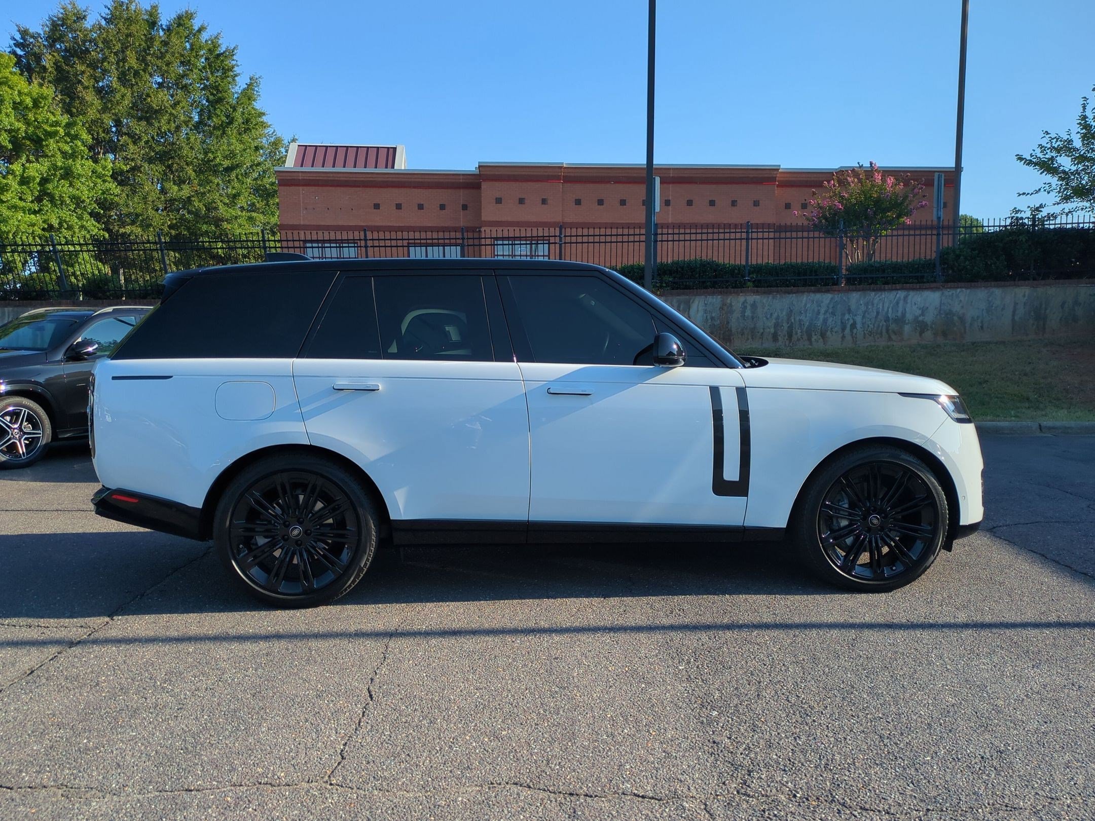Used 2022 Land Rover Range Rover SE AWD/4WD image 2