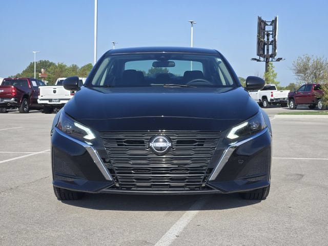 Used 2025 Nissan Altima 2.5 SV FWD image 2