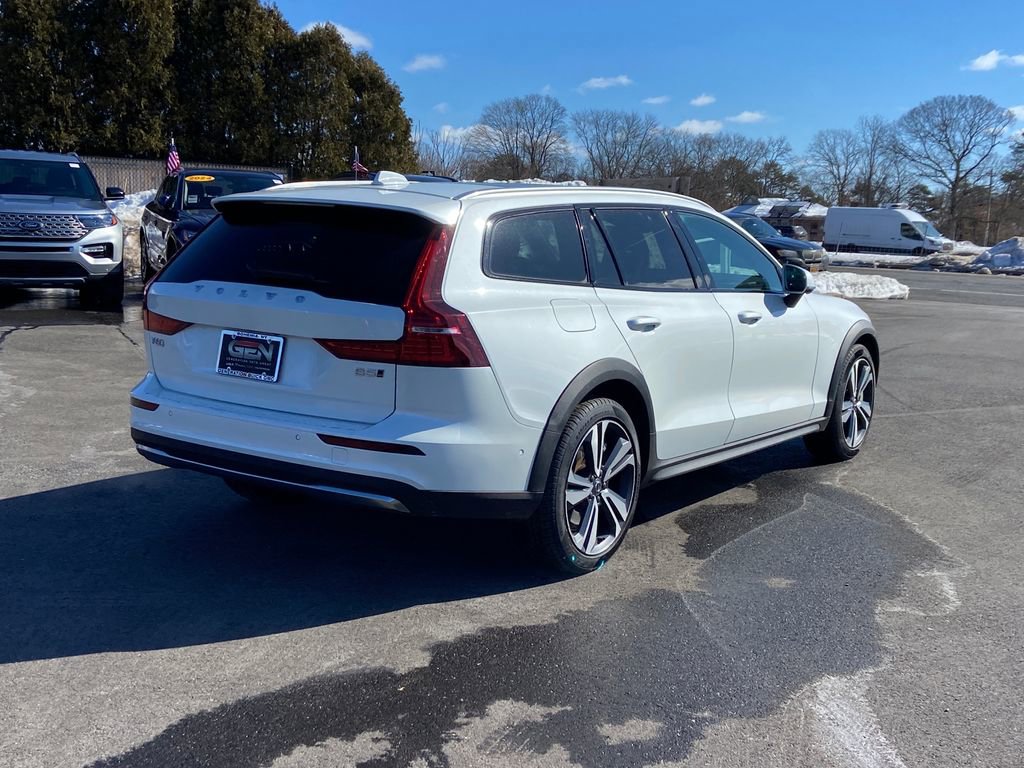 Used 2025 Volvo V60 B5 Cross Country Plus image 4
