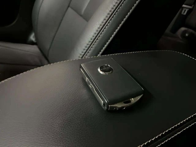 Used 2025 Volvo XC40 B5 Plus image 39