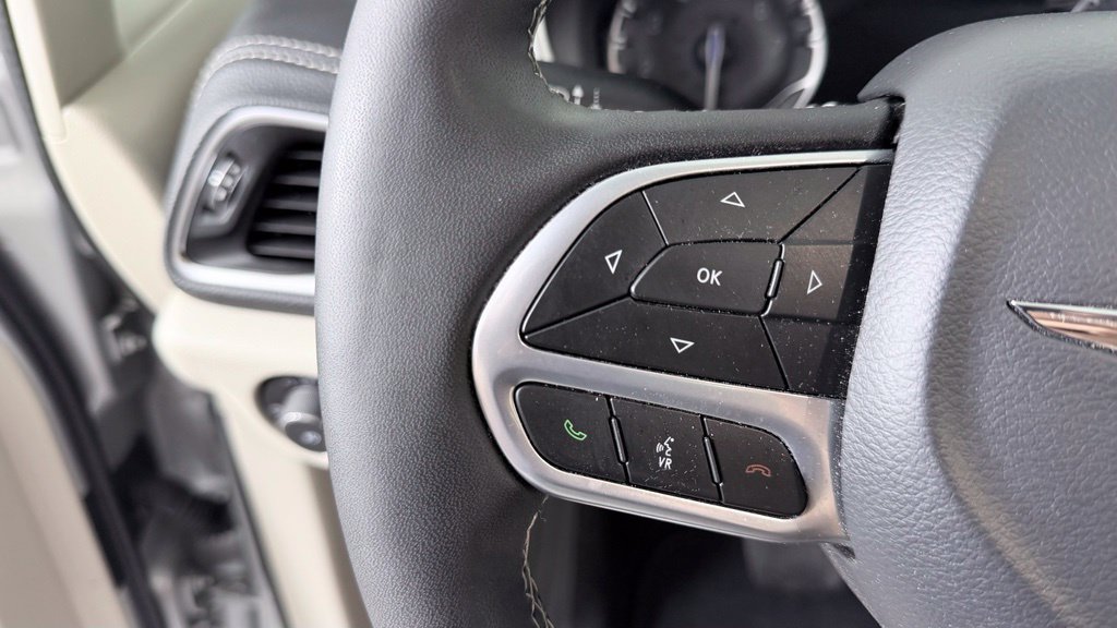Used 2024 Chrysler Pacifica Limited AWD/4WD image 19