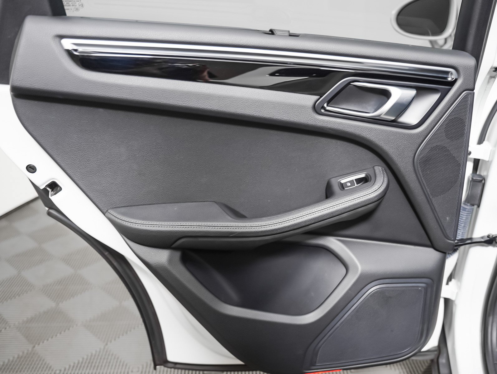 Certified 2023 Porsche Macan AWD/4WD image 26