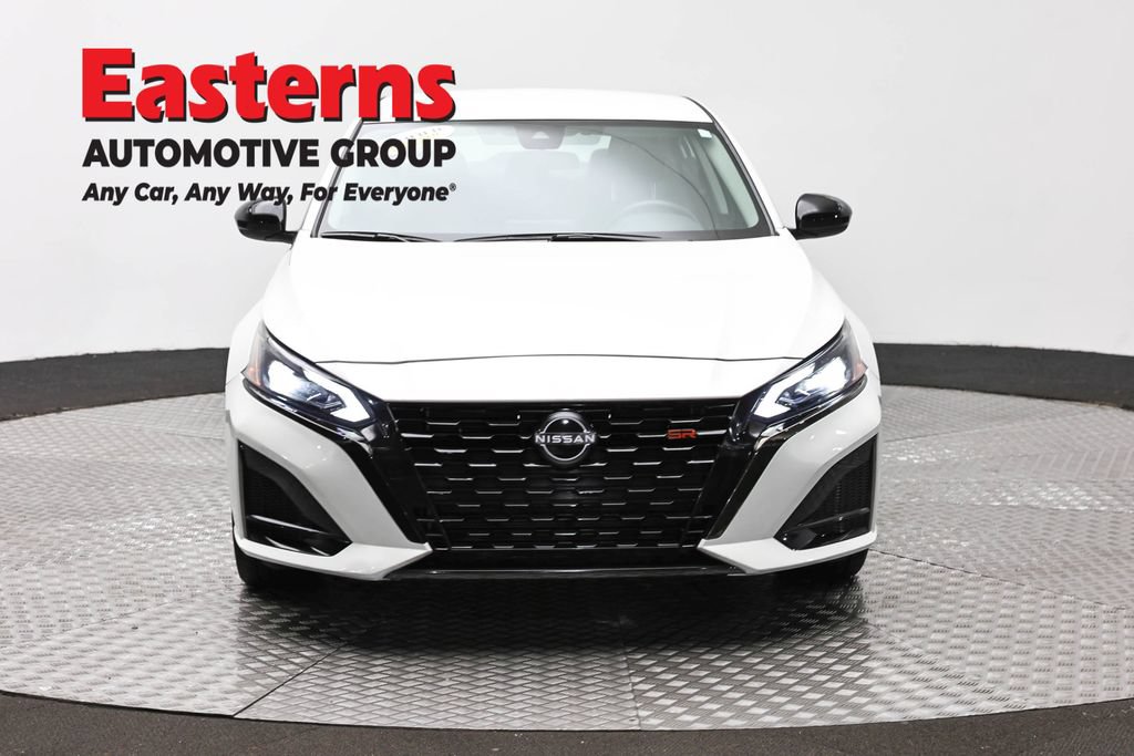 Used 2023 Nissan Altima 2.5 SR FWD image 2