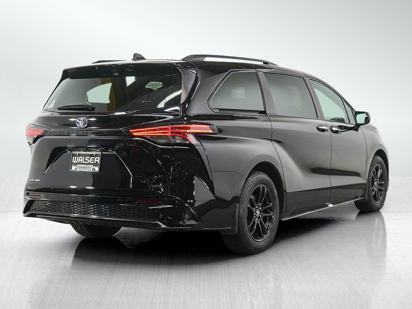 Used 2025 Toyota Sienna XSE AWD/4WD image 5