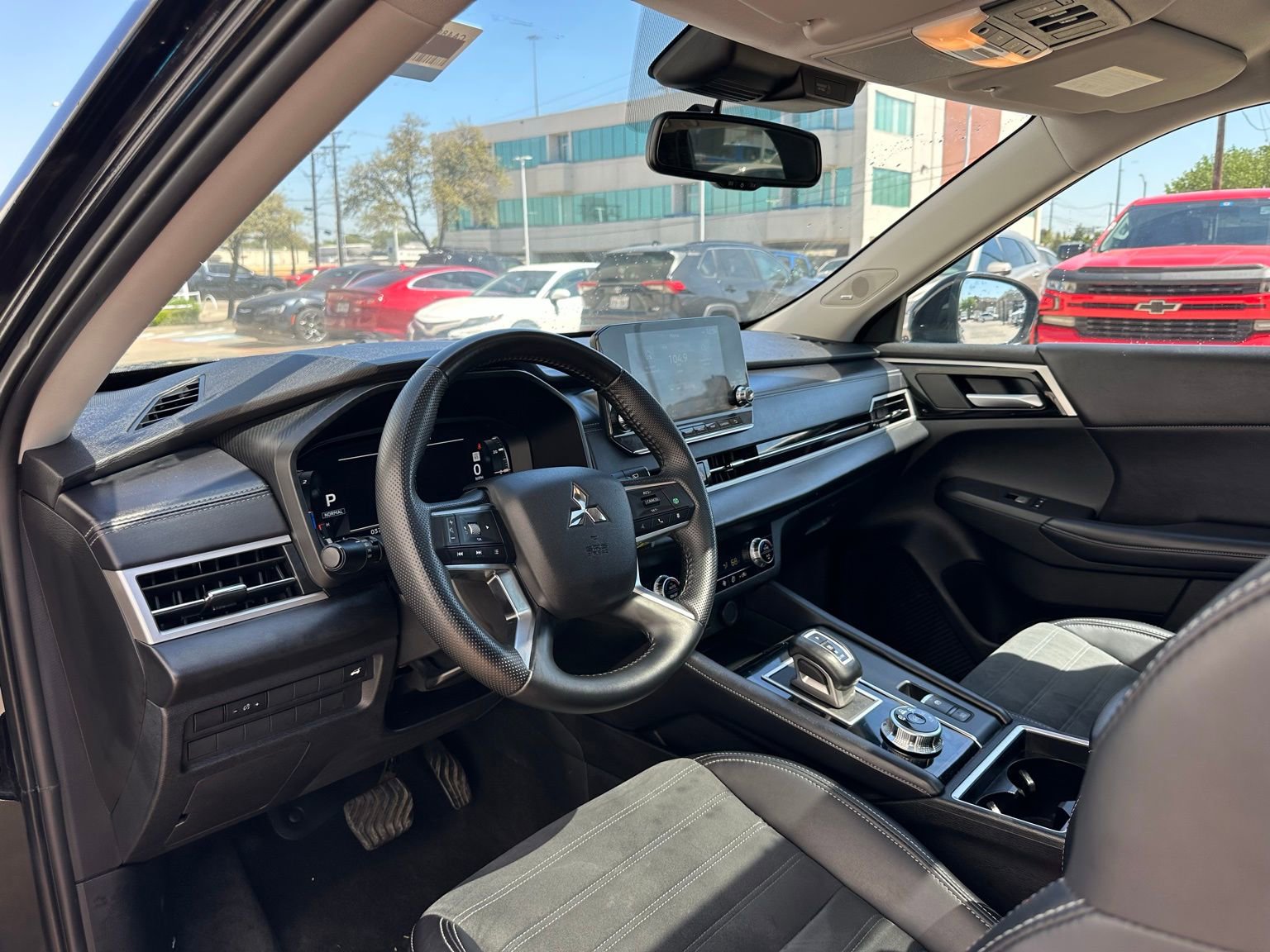 Used 2024 Mitsubishi Outlander SE image 11