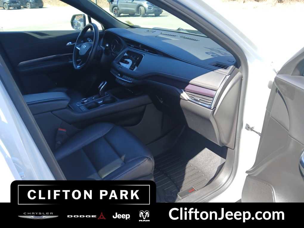 Used 2022 Cadillac XT4 Luxury w/ Cold Weather Package image 15