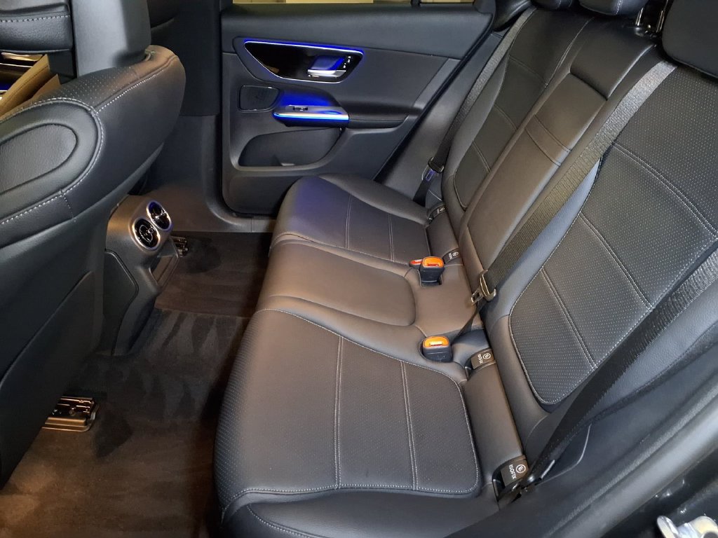 Used 2025 Mercedes-Benz GLC 300 4MATIC image 16