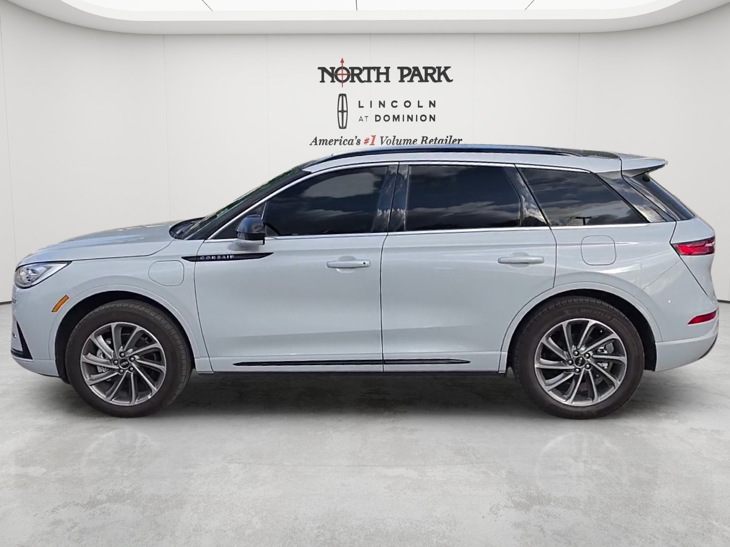 Used 2026 Lincoln Corsair Grand Touring AWD/4WD image 2