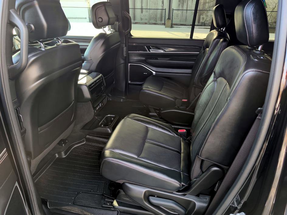 Used 2022 Jeep Wagoneer Series II w/ Flexible Seating Group image 9